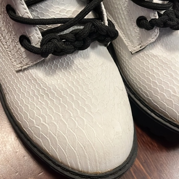 ⭐️ White scaled style boots- size 38 - Picture 3 of 8